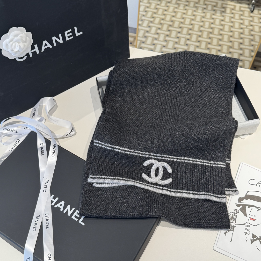 Chanel 香奈儿专柜新款【小香浮雕双C围巾】💖💖美翻了[流泪]御用殿堂级极品，新款专柜在售 进口纯羊绒时尚绣花针织毛