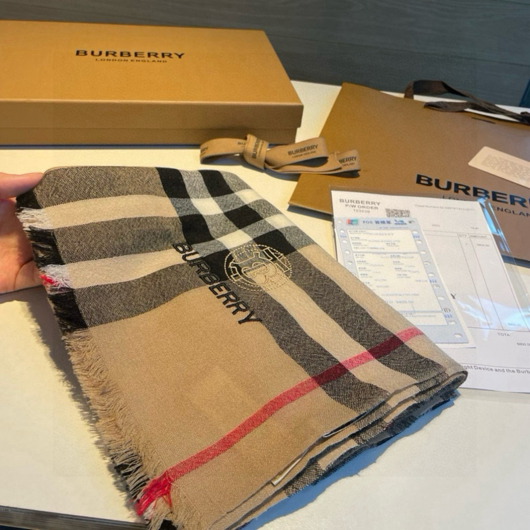羊绒长巾⚜️bur殿堂级御用推荐❗️出口英国的订单！最新经典混纺系列。来的太是时候了❗️非常适合春秋及空调房，柔软顺滑微