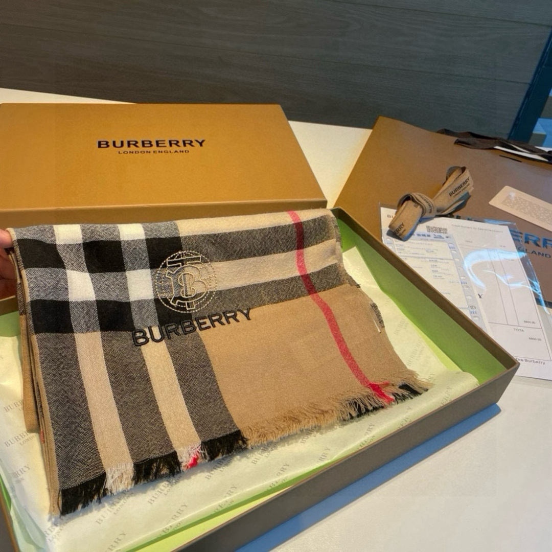 羊绒长巾⚜️bur殿堂级御用推荐❗️出口英国的订单！最新经典混纺系列。来的太是时候了❗️非常适合春秋及空调房，柔软顺滑微
