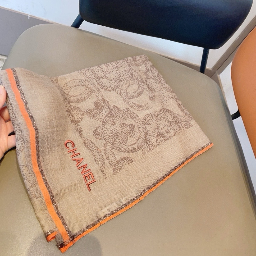 🆕  这款当之无愧的新款爆款，香奈儿单品，四边金属框打造极致奢华的大牌风，纯色配以两大创造师的经典logo，低调中彰显着