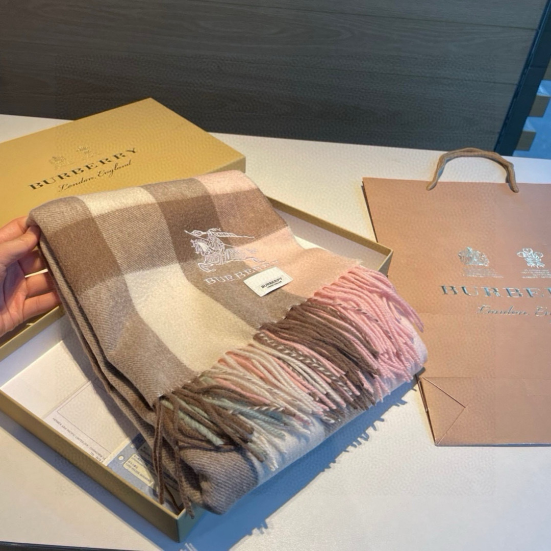 🆕 巴宝莉经典格子万年款，bbr战马刺绣🪡经典【小格披肩】品质手感好到不行‼️100%羊羔绒♨️高尖端产物⚠️绝对令人尖