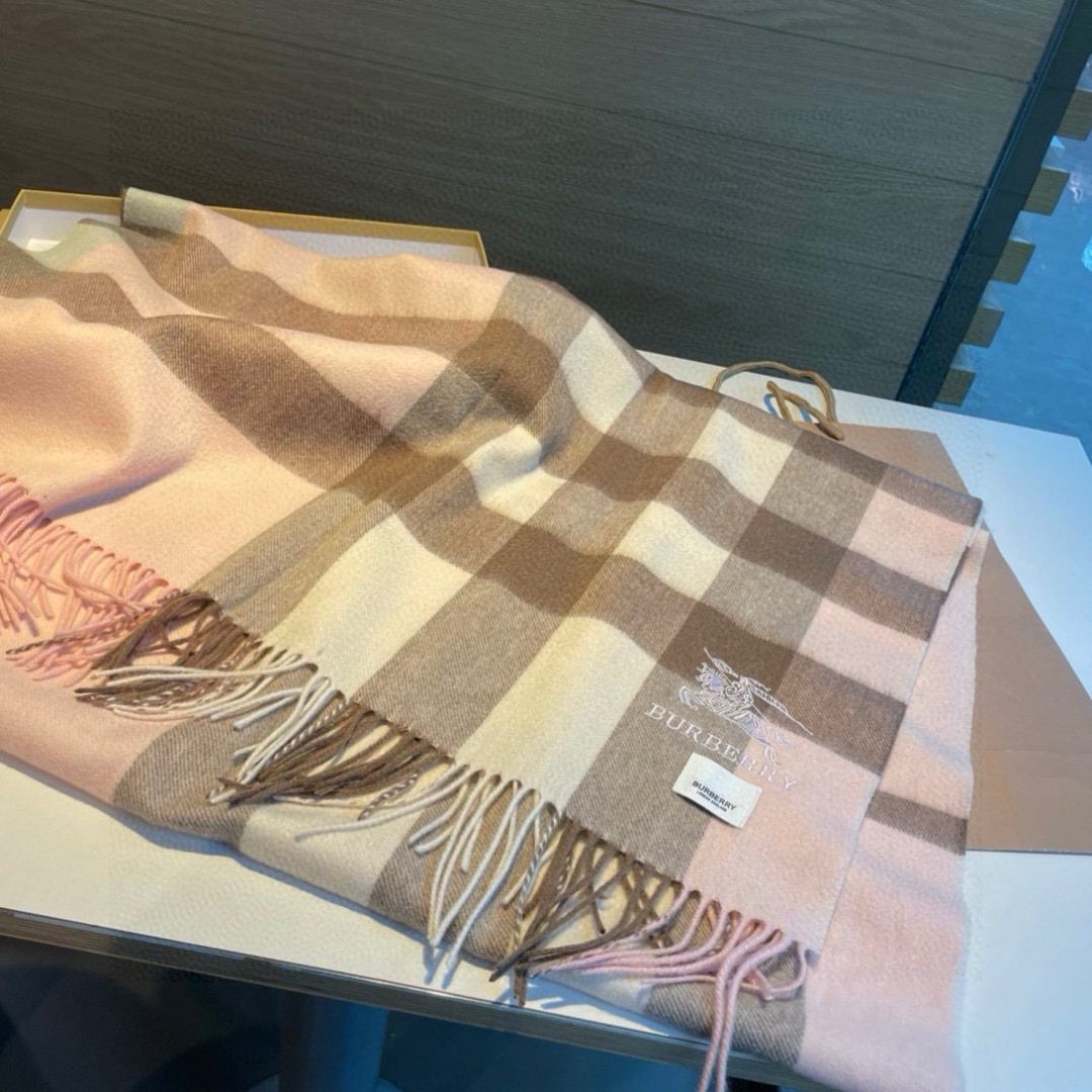 🆕 巴宝莉经典格子万年款，bbr战马刺绣🪡经典【小格披肩】品质手感好到不行‼️100%羊羔绒♨️高尖端产物⚠️绝对令人尖