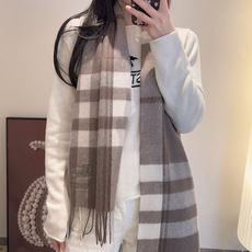 🆕 ✨✨Burberry · 巴宝莉双面围巾❗好看的要疯掉了,太有型太有魅力了❗❗非常斯文时尚的秋冬单品!真的很喜欢,非 🆕 ✨✨Burberry · 巴宝莉双面围巾❗好看的要疯掉了,太有型太有魅力了❗❗非常斯文时尚的秋冬单品!真的很喜欢,非