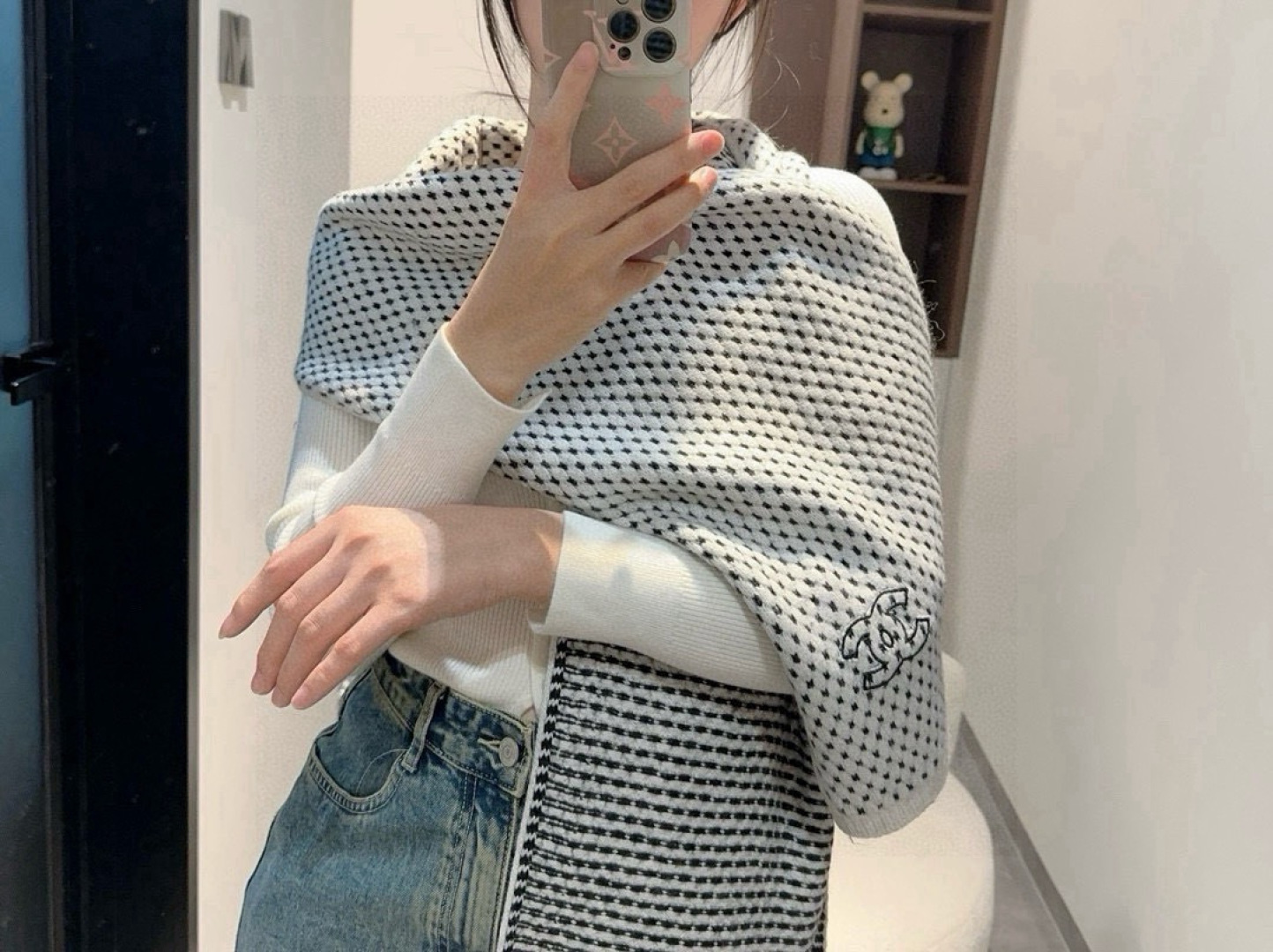 🆕 上新💃🏻💋👑👑香奈儿专柜新款💖💖美翻了[流泪]御用殿堂级极品‼️新款专柜在售 进口纯羊绒时尚绣花针织毛线围巾披肩❗美