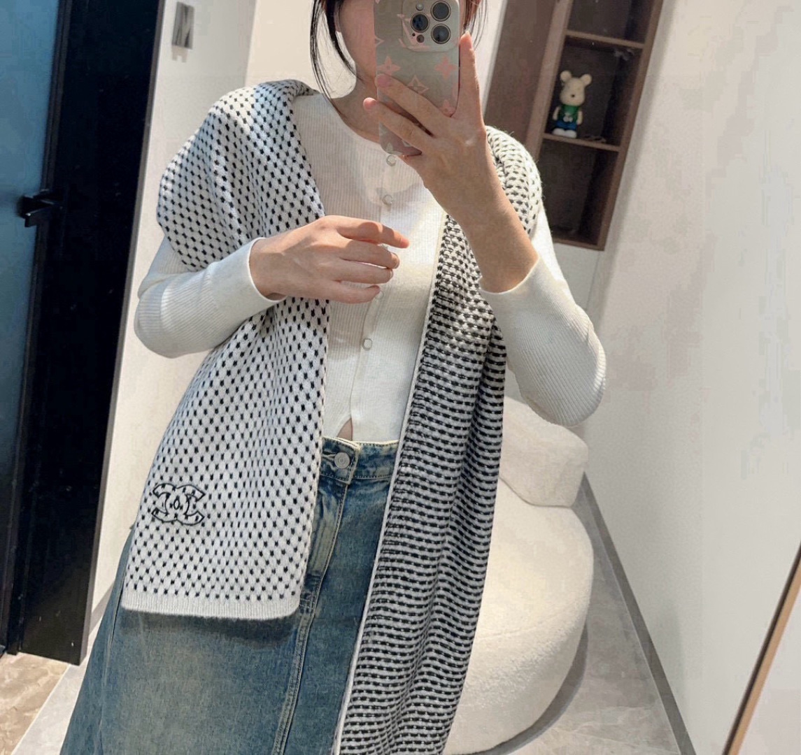 🆕 上新💃🏻💋👑👑香奈儿专柜新款💖💖美翻了[流泪]御用殿堂级极品‼️新款专柜在售 进口纯羊绒时尚绣花针织毛线围巾披肩❗美