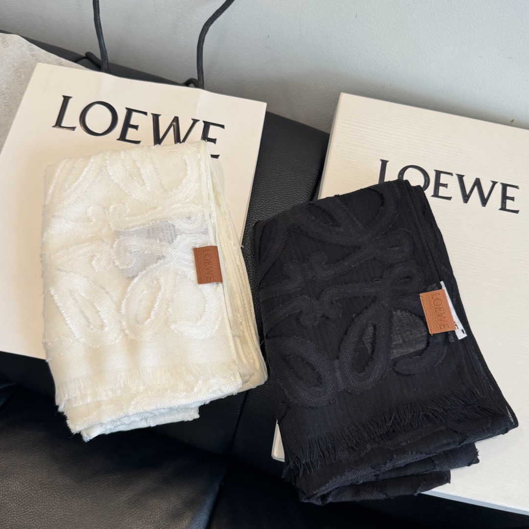🆕  被这条Loewe 围巾美到了，轻盈羊毛丝绸围巾，采用亮泽褶皱底料，满饰Fil cou🆕 Pe Anagram图案。