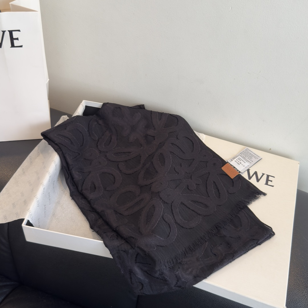 🆕  被这条Loewe 围巾美到了，轻盈羊毛丝绸围巾，采用亮泽褶皱底料，满饰Fil cou🆕 Pe Anagram图案。
