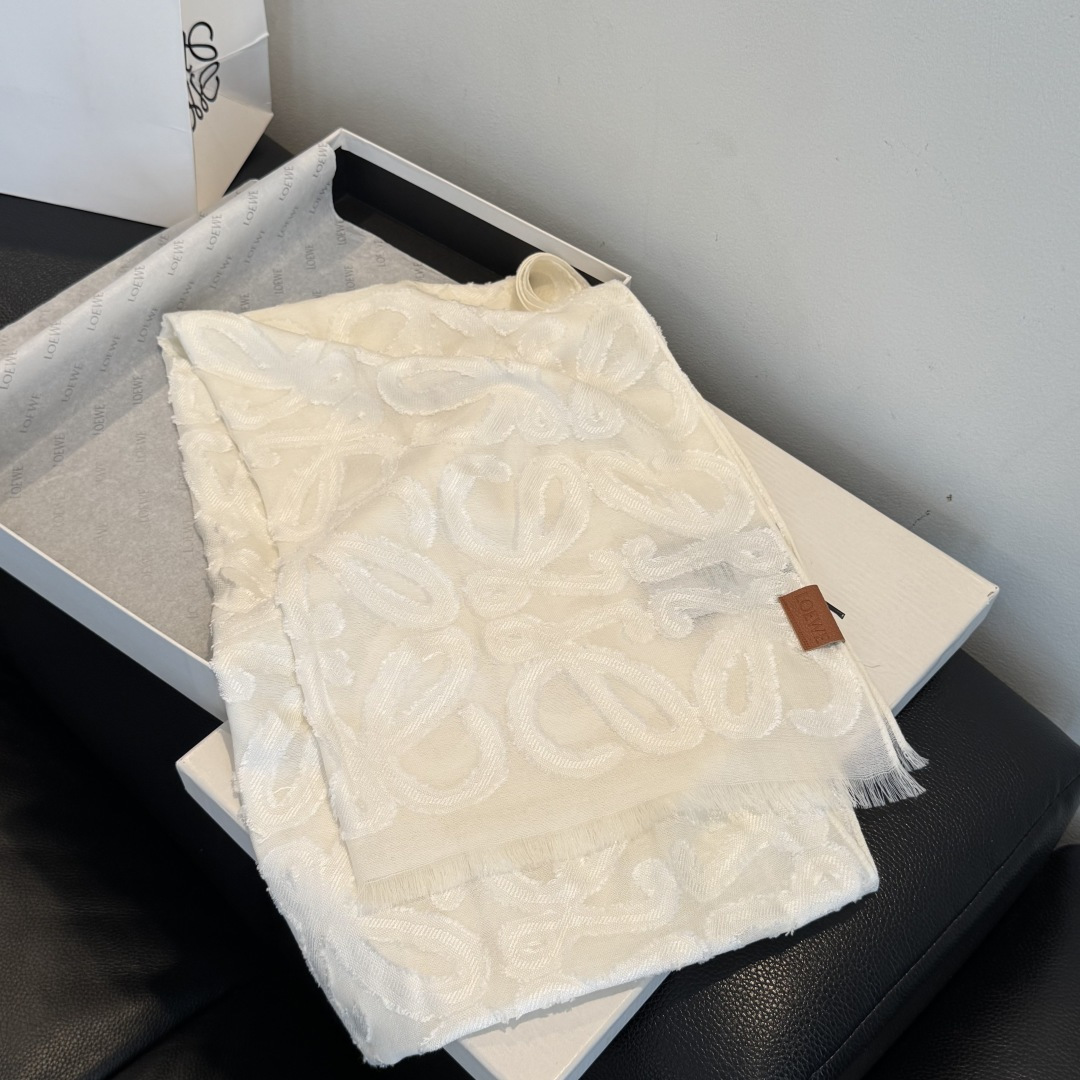 🆕  被这条Loewe 围巾美到了，轻盈羊毛丝绸围巾，采用亮泽褶皱底料，满饰Fil cou🆕 Pe Anagram图案。