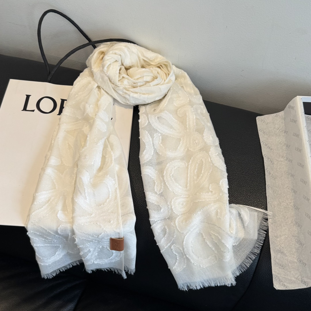 🆕  被这条Loewe 围巾美到了，轻盈羊毛丝绸围巾，采用亮泽褶皱底料，满饰Fil cou🆕 Pe Anagram图案。