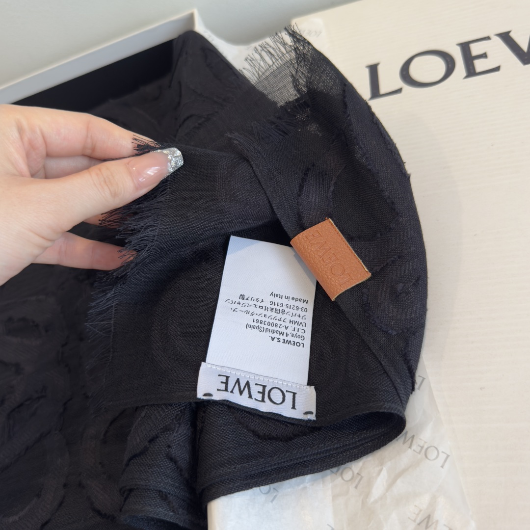 🆕  被这条Loewe 围巾美到了，轻盈羊毛丝绸围巾，采用亮泽褶皱底料，满饰Fil cou🆕 Pe Anagram图案。