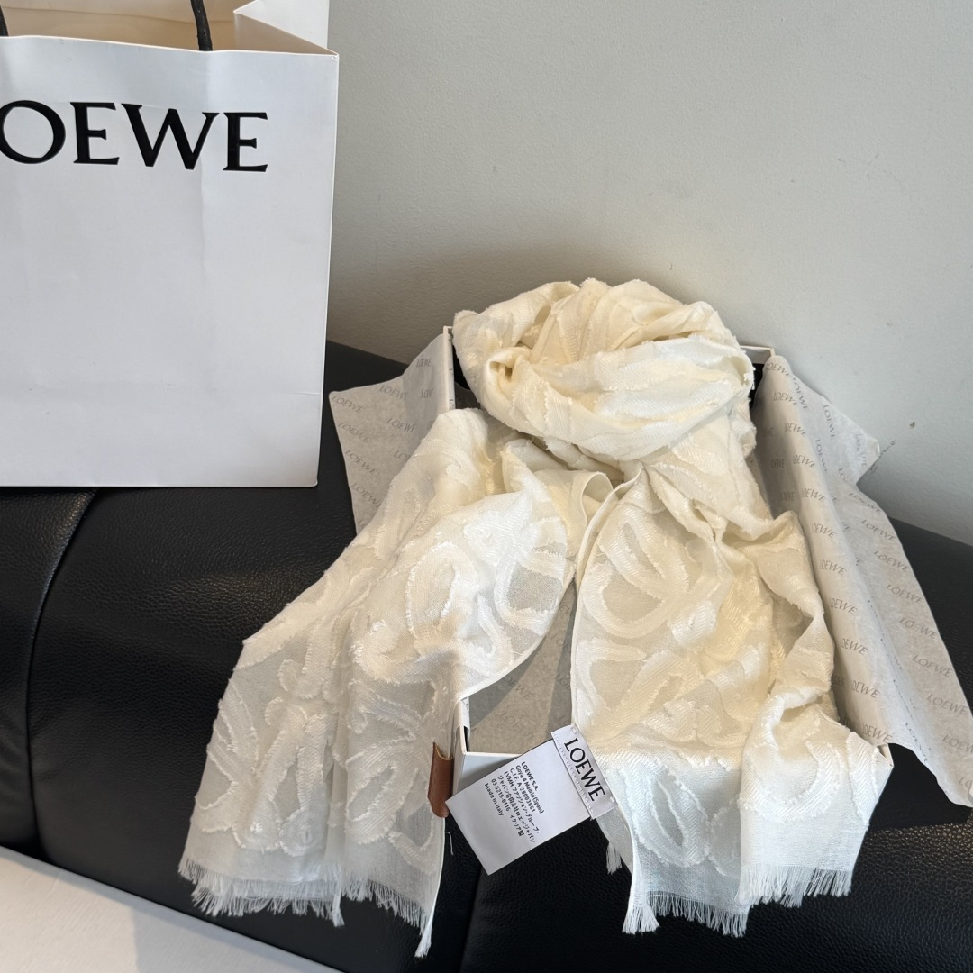🆕  被这条Loewe 围巾美到了，轻盈羊毛丝绸围巾，采用亮泽褶皱底料，满饰Fil cou🆕 Pe Anagram图案。