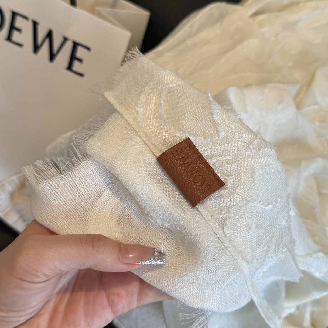🆕  被这条Loewe 围巾美到了，轻盈羊毛丝绸围巾，采用亮泽褶皱底料，满饰Fil cou🆕 Pe Anagram图案。