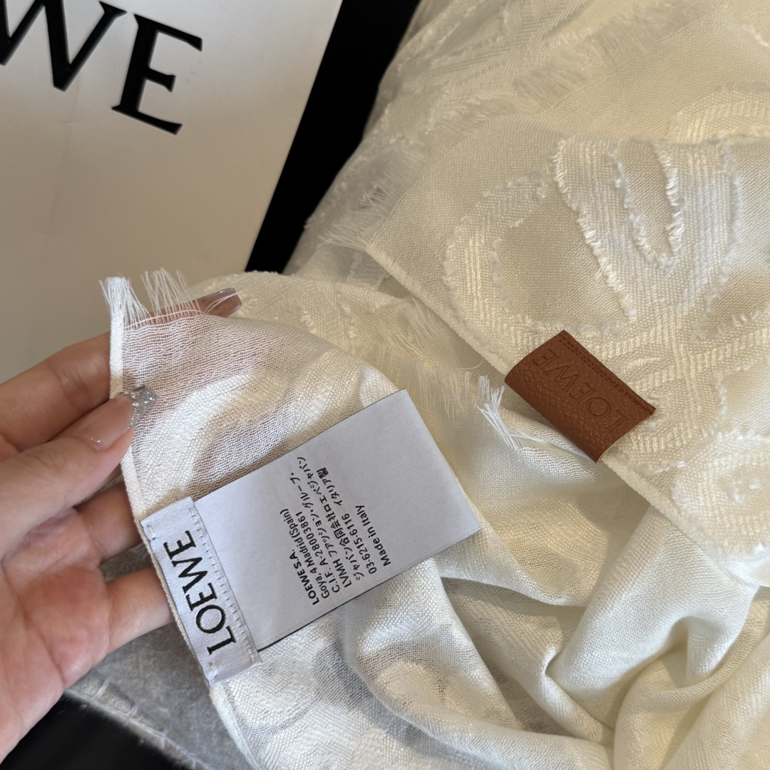 🆕  被这条Loewe 围巾美到了，轻盈羊毛丝绸围巾，采用亮泽褶皱底料，满饰Fil cou🆕 Pe Anagram图案。