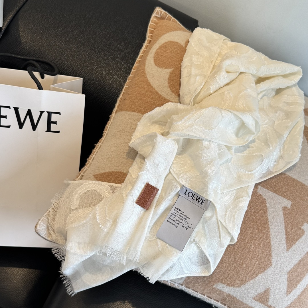 🆕  被这条Loewe 围巾美到了，轻盈羊毛丝绸围巾，采用亮泽褶皱底料，满饰Fil cou🆕 Pe Anagram图案。