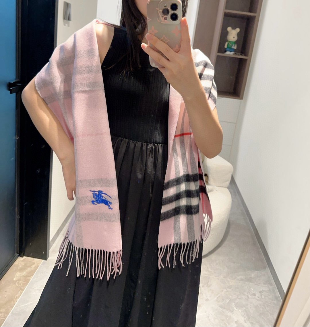 🆕  💨顶级高端货现货发行⚠️🎀💟巴宝莉专柜超爆万年款✨【经典长巾】羊绒围巾✨品质手感好到不行‼️100%顶级羊绒♨️高