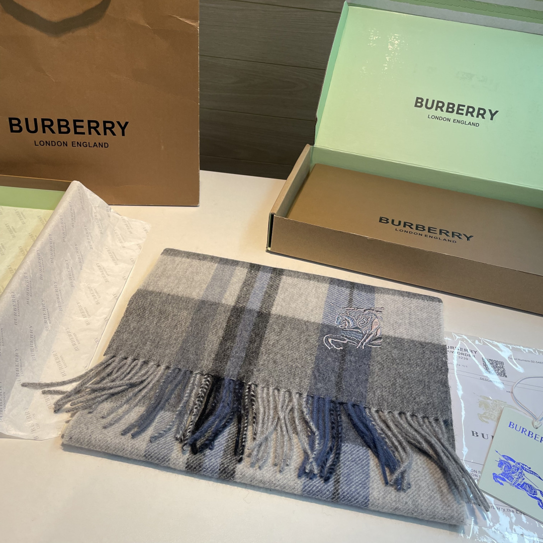 🆕 ✨✨Burberry · 巴宝莉双面围巾❗好看的要疯掉了，太有型太有魅力了❗❗非常斯文时尚的秋冬单品！真的很喜欢，非