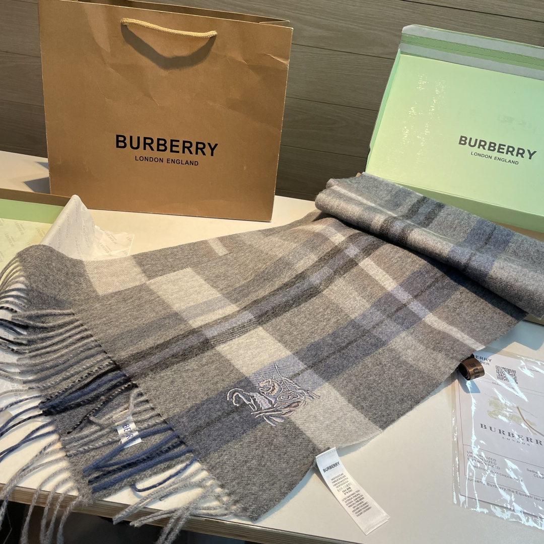 🆕 ✨✨Burberry · 巴宝莉双面围巾❗好看的要疯掉了，太有型太有魅力了❗❗非常斯文时尚的秋冬单品！真的很喜欢，非