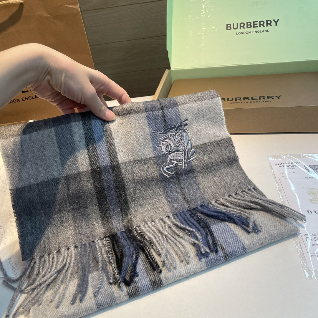 🆕 ✨✨Burberry · 巴宝莉双面围巾❗好看的要疯掉了，太有型太有魅力了❗❗非常斯文时尚的秋冬单品！真的很喜欢，非