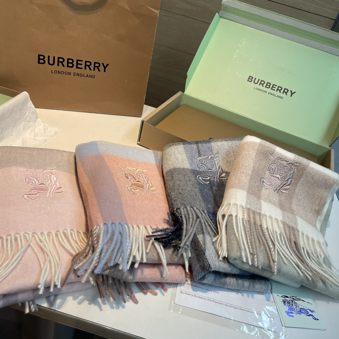 🆕 ✨✨Burberry · 巴宝莉双面围巾❗好看的要疯掉了，太有型太有魅力了❗❗非常斯文时尚的秋冬单品！真的很喜欢，非