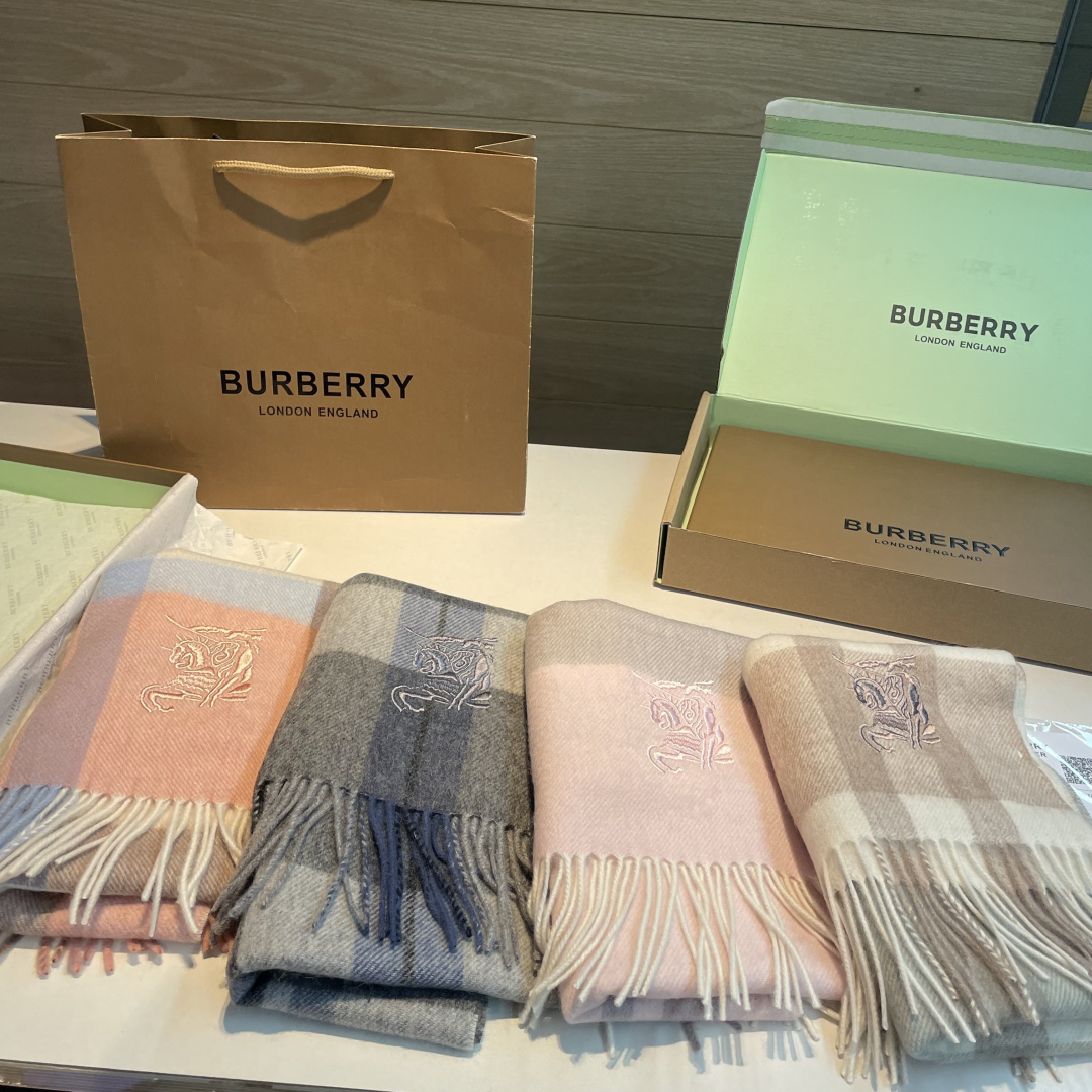 🆕 ✨✨Burberry · 巴宝莉双面围巾❗好看的要疯掉了，太有型太有魅力了❗❗非常斯文时尚的秋冬单品！真的很喜欢，非