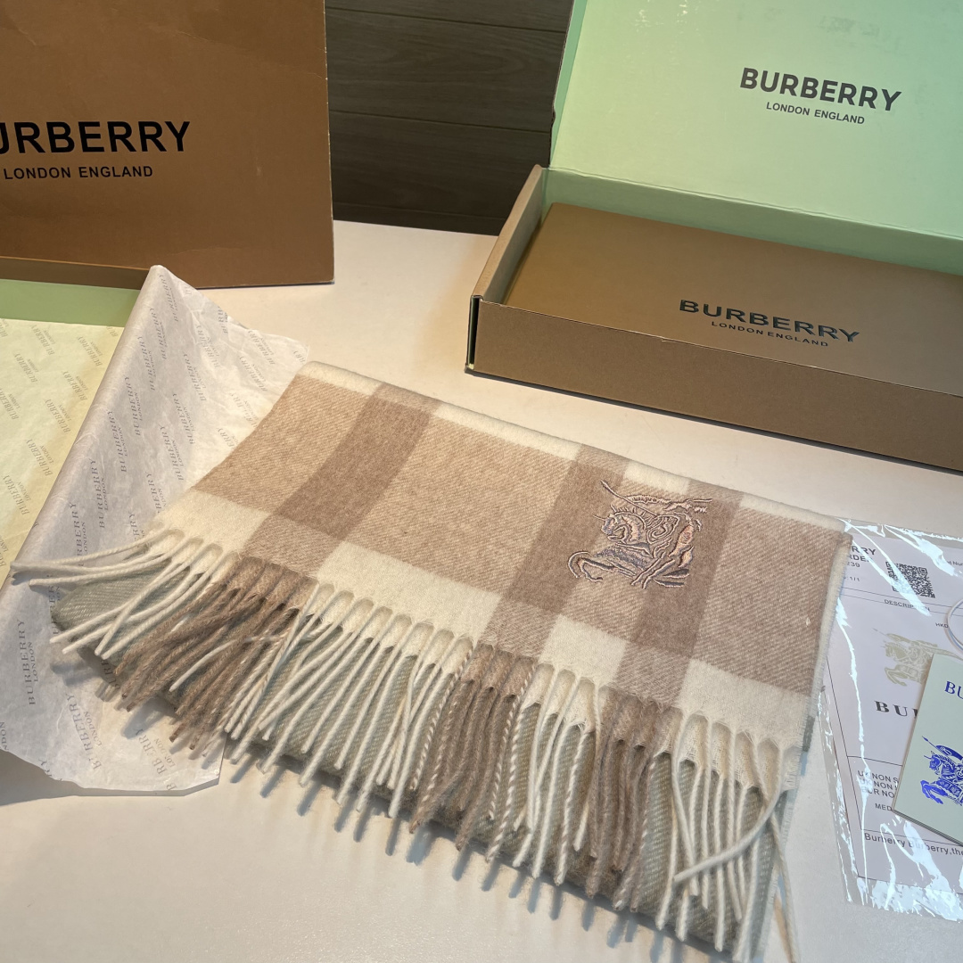 🆕 ✨✨Burberry · 巴宝莉双面围巾❗好看的要疯掉了，太有型太有魅力了❗❗非常斯文时尚的秋冬单品！真的很喜欢，非