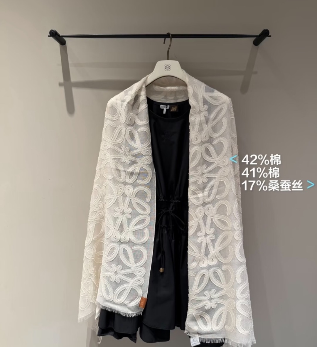 🆕  被这条Loewe 围巾美到了，轻盈羊毛丝绸围巾，采用亮泽褶皱底料，满饰Fil cou🆕 Pe Anagram图案。