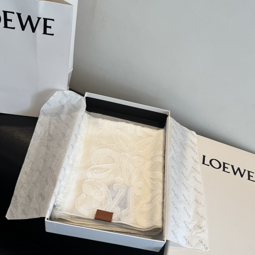 🆕  被这条Loewe 围巾美到了，轻盈羊毛丝绸围巾，采用亮泽褶皱底料，满饰Fil cou🆕 Pe Anagram图案。