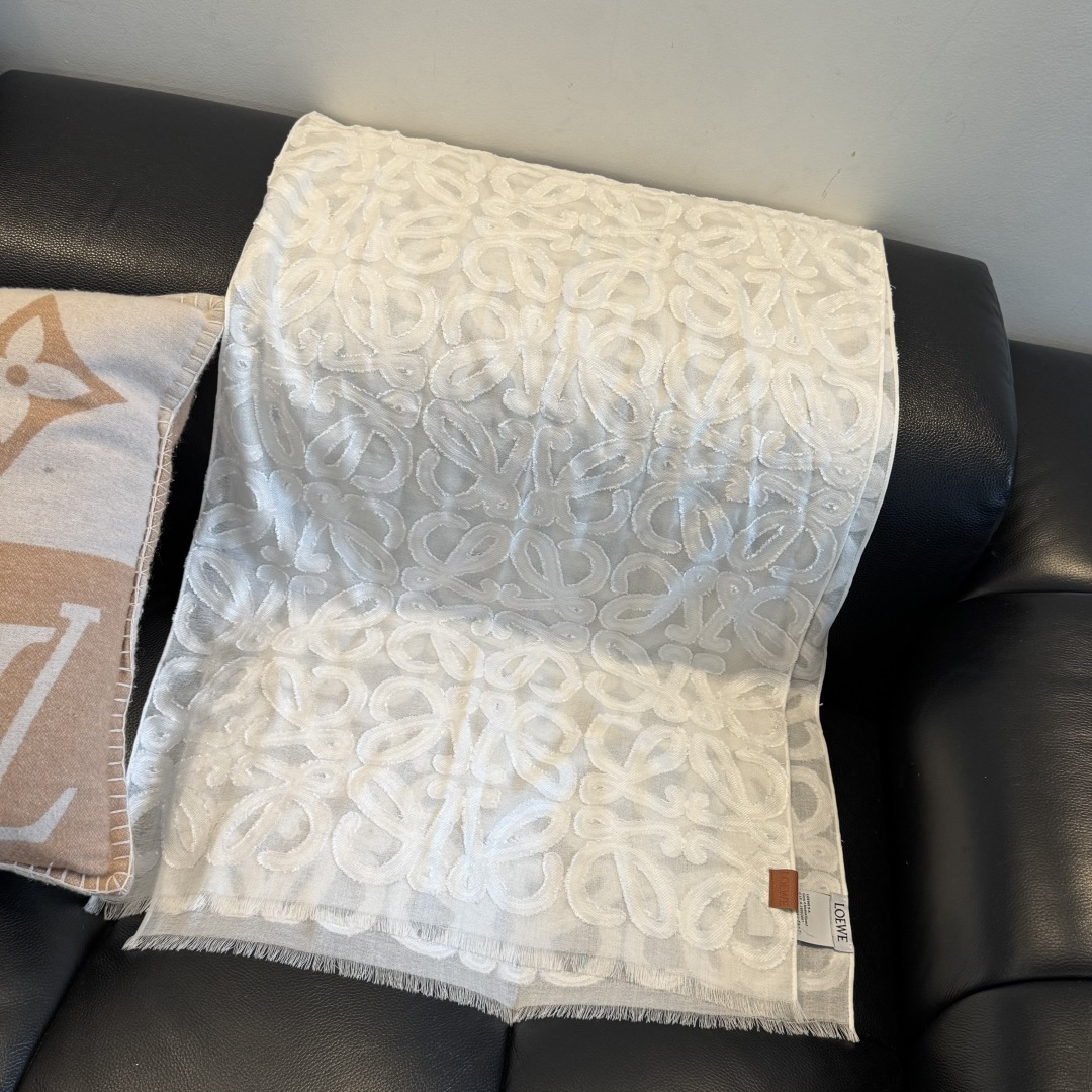 🆕  被这条Loewe 围巾美到了，轻盈羊毛丝绸围巾，采用亮泽褶皱底料，满饰Fil cou🆕 Pe Anagram图案。