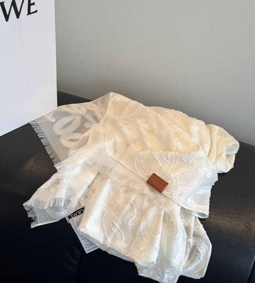 🆕  被这条Loewe 围巾美到了，轻盈羊毛丝绸围巾，采用亮泽褶皱底料，满饰Fil cou🆕 Pe Anagram图案。