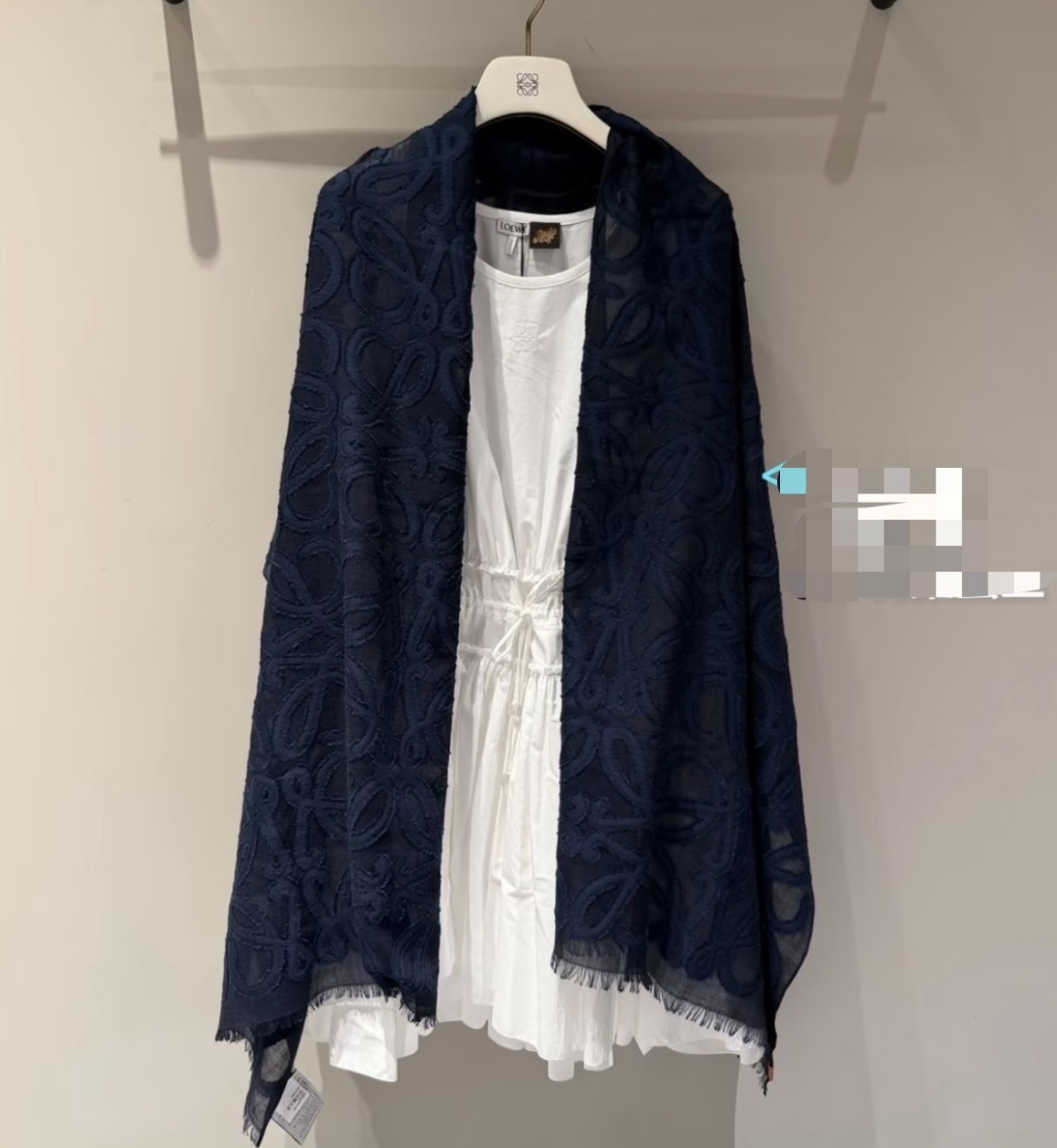 🆕  被这条Loewe 围巾美到了，轻盈羊毛丝绸围巾，采用亮泽褶皱底料，满饰Fil cou🆕 Pe Anagram图案。