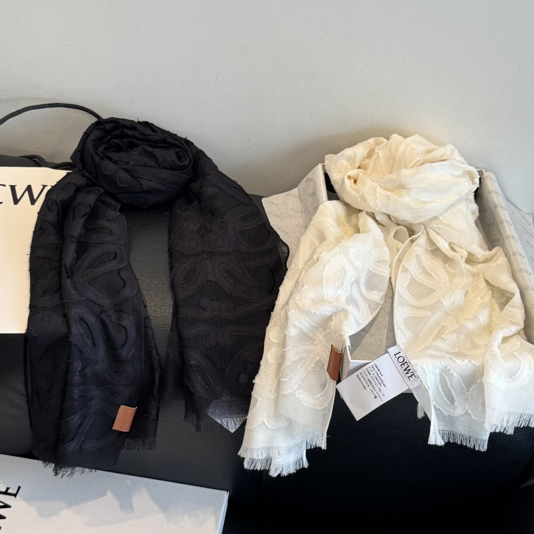 🆕  被这条Loewe 围巾美到了，轻盈羊毛丝绸围巾，采用亮泽褶皱底料，满饰Fil cou🆕 Pe Anagram图案。
