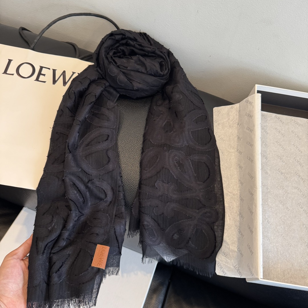 🆕  被这条Loewe 围巾美到了，轻盈羊毛丝绸围巾，采用亮泽褶皱底料，满饰Fil cou🆕 Pe Anagram图案。