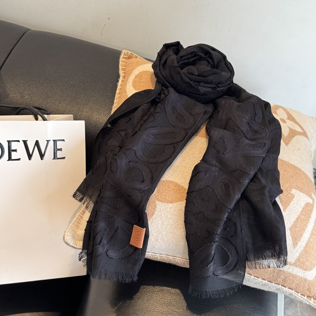 🆕  被这条Loewe 围巾美到了，轻盈羊毛丝绸围巾，采用亮泽褶皱底料，满饰Fil cou🆕 Pe Anagram图案。