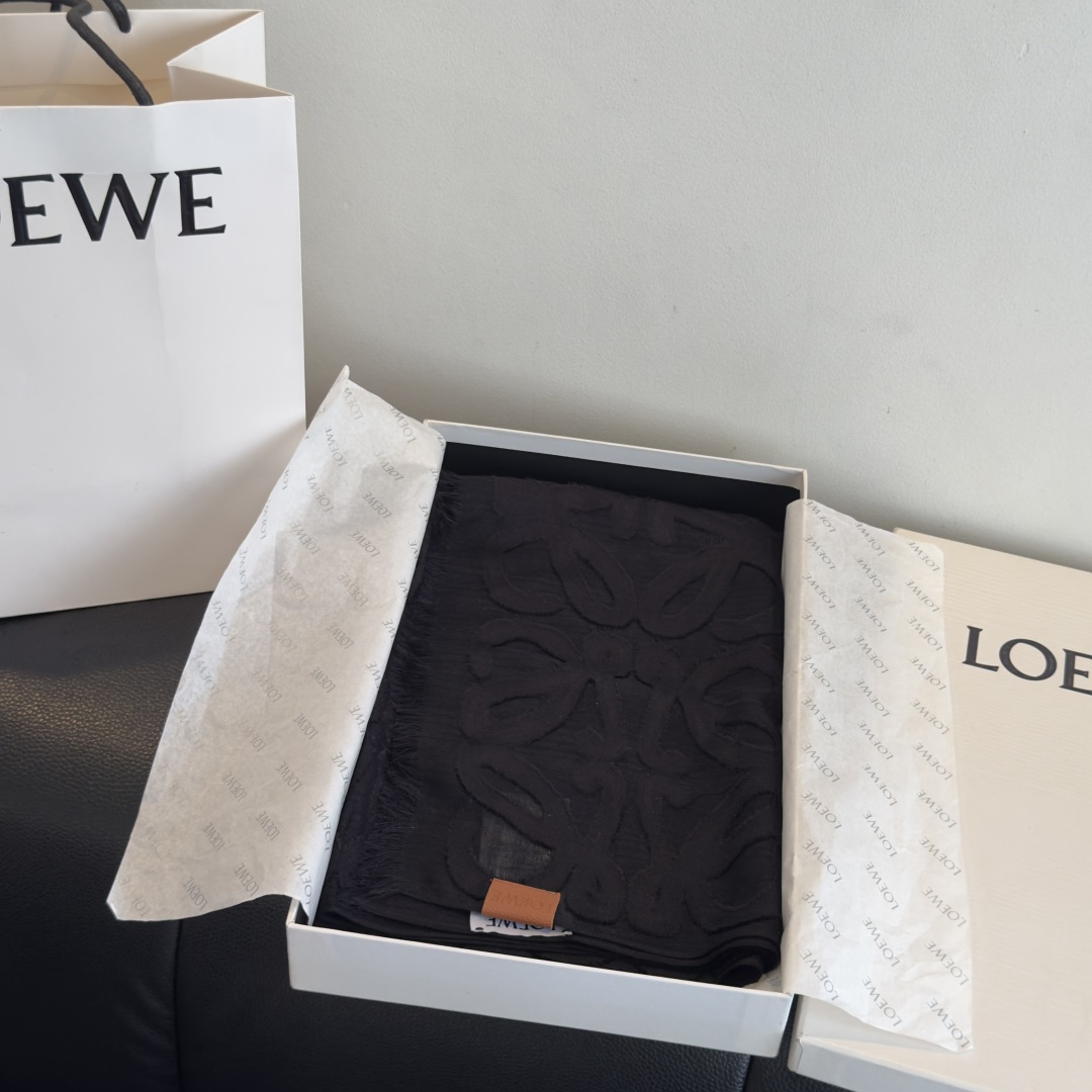 🆕  被这条Loewe 围巾美到了，轻盈羊毛丝绸围巾，采用亮泽褶皱底料，满饰Fil cou🆕 Pe Anagram图案。