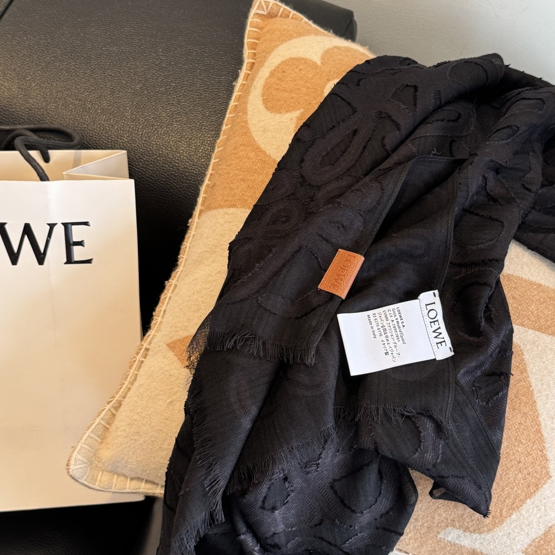 🆕  被这条Loewe 围巾美到了，轻盈羊毛丝绸围巾，采用亮泽褶皱底料，满饰Fil cou🆕 Pe Anagram图案。