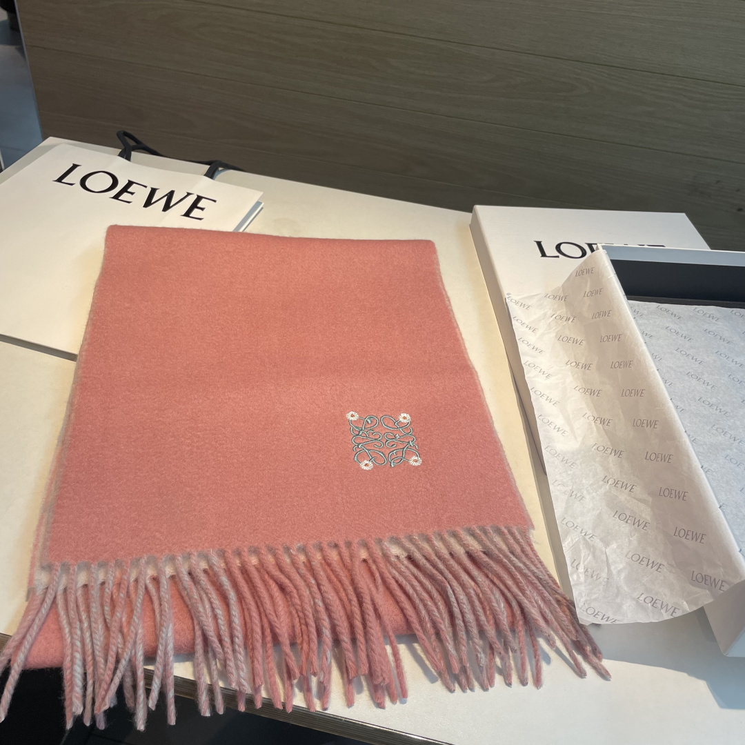 🆕  上新！Loewe · 罗意威️难得一见的温柔配色，低调又不失优雅❗️】重点推荐❗️双面配色，一条围巾两种风格搭配，
