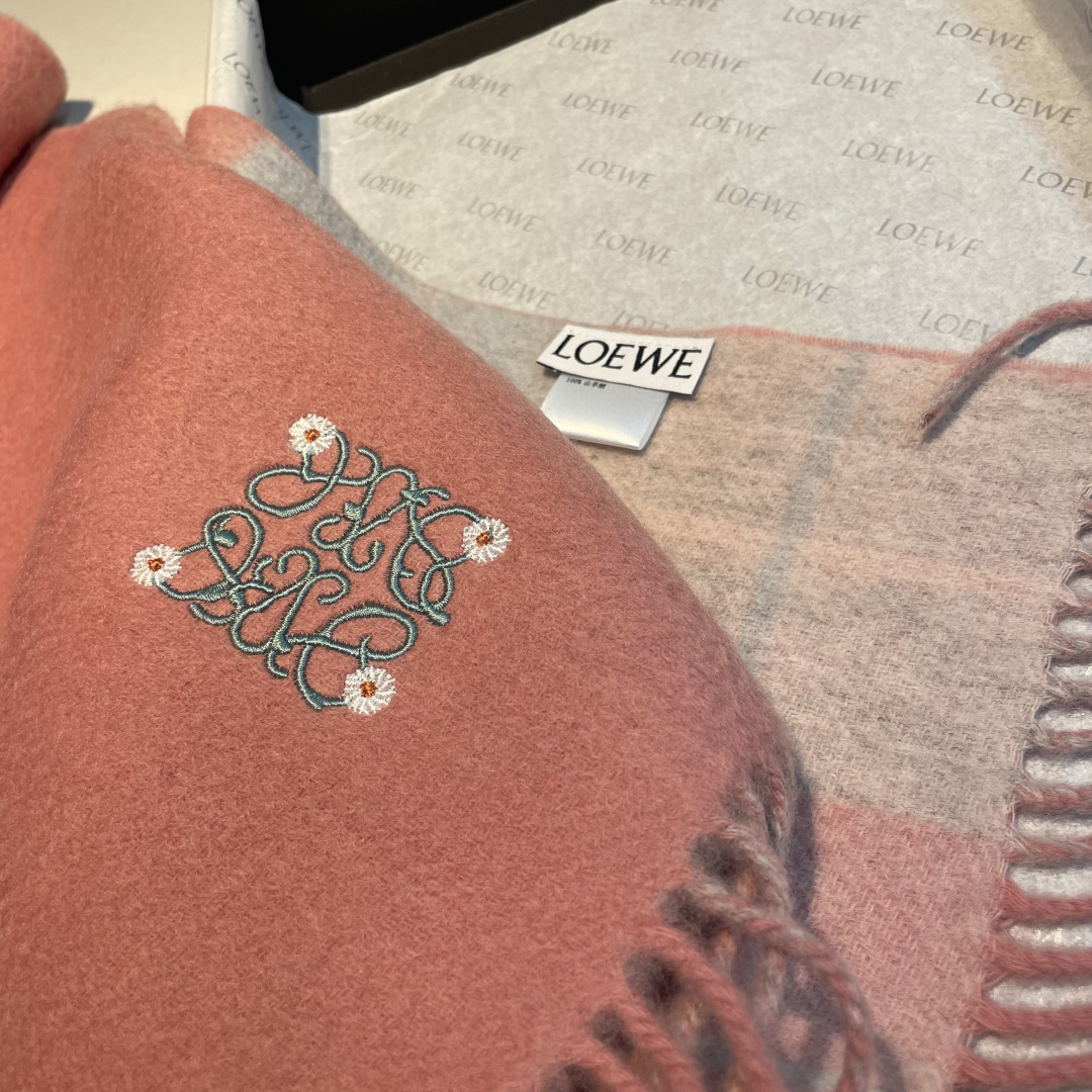🆕  上新！Loewe · 罗意威️难得一见的温柔配色，低调又不失优雅❗️】重点推荐❗️双面配色，一条围巾两种风格搭配，
