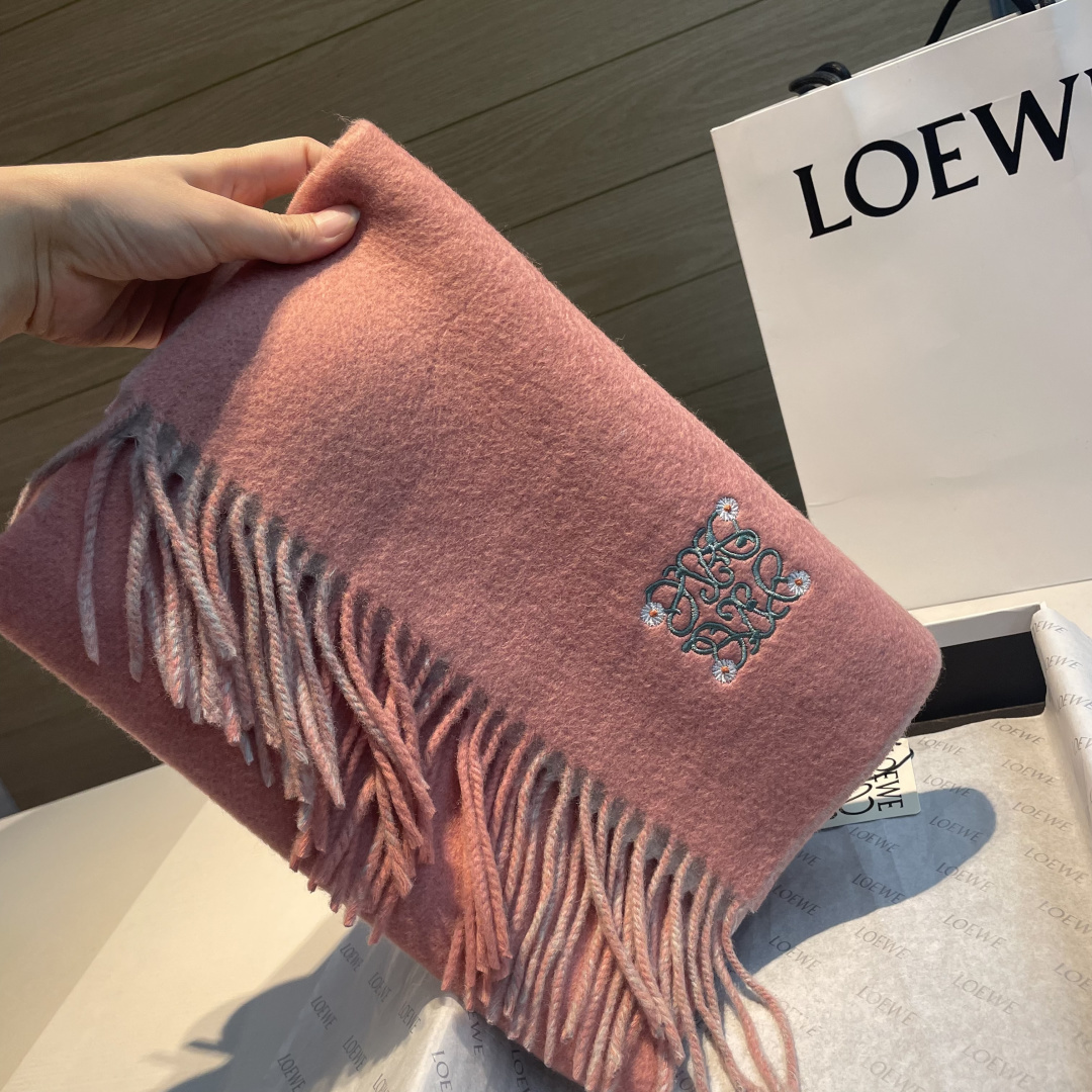 🆕  上新！Loewe · 罗意威️难得一见的温柔配色，低调又不失优雅❗️】重点推荐❗️双面配色，一条围巾两种风格搭配，