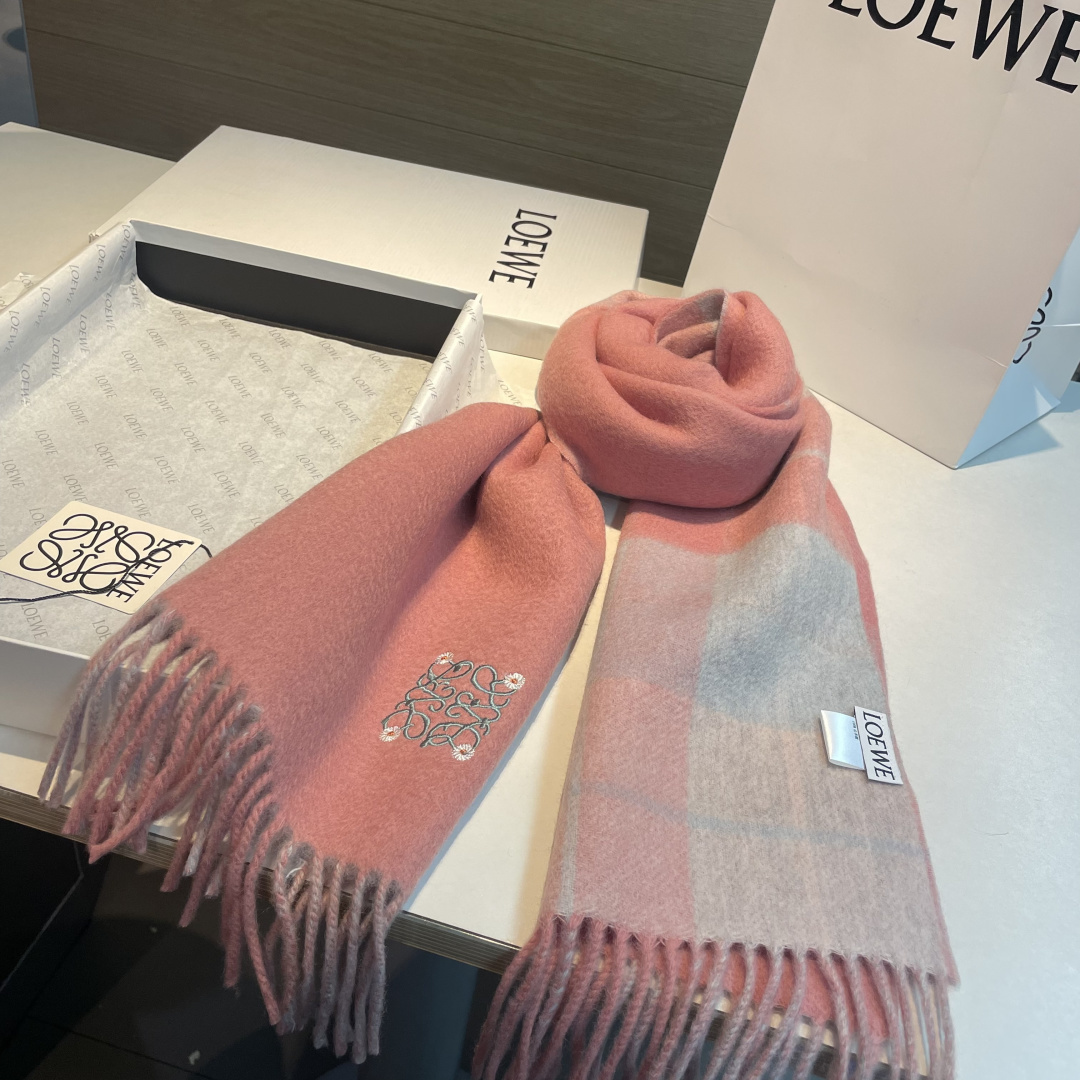 🆕  上新！Loewe · 罗意威️难得一见的温柔配色，低调又不失优雅❗️】重点推荐❗️双面配色，一条围巾两种风格搭配，