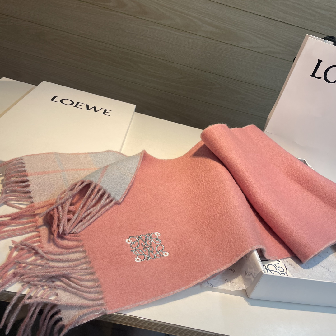 🆕  上新！Loewe · 罗意威️难得一见的温柔配色，低调又不失优雅❗️】重点推荐❗️双面配色，一条围巾两种风格搭配，
