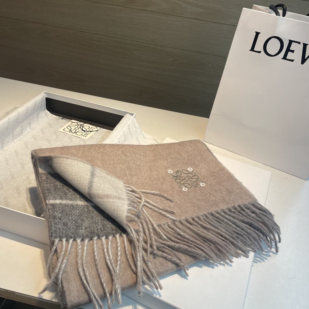 🆕  上新！Loewe · 罗意威️难得一见的温柔配色，低调又不失优雅❗️】重点推荐❗️双面配色，一条围巾两种风格搭配，