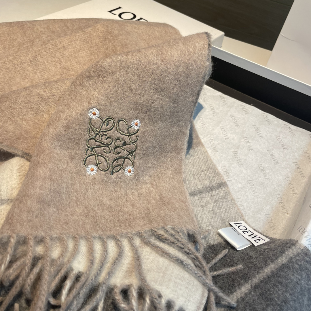 🆕  上新！Loewe · 罗意威️难得一见的温柔配色，低调又不失优雅❗️】重点推荐❗️双面配色，一条围巾两种风格搭配，