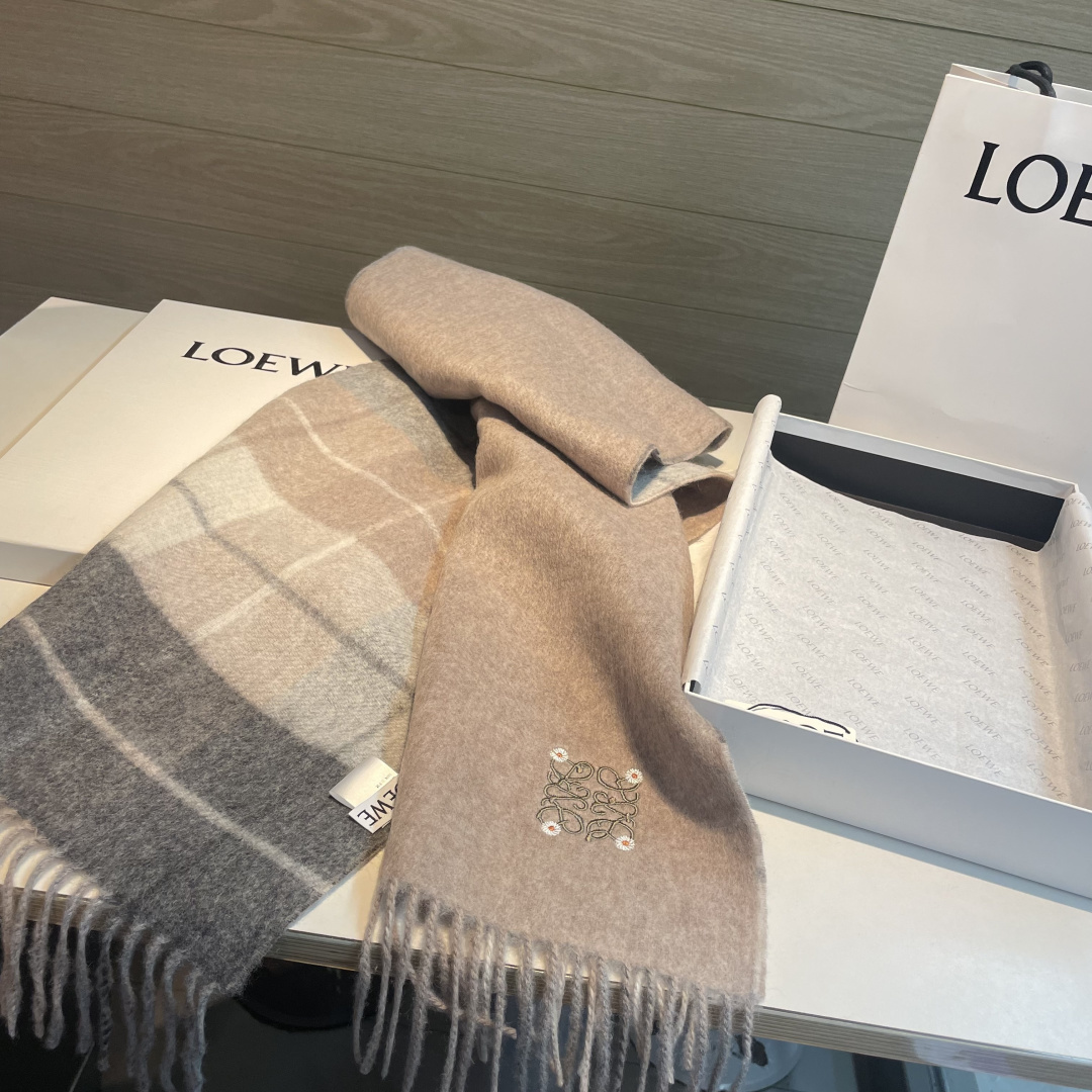 🆕  上新！Loewe · 罗意威️难得一见的温柔配色，低调又不失优雅❗️】重点推荐❗️双面配色，一条围巾两种风格搭配，