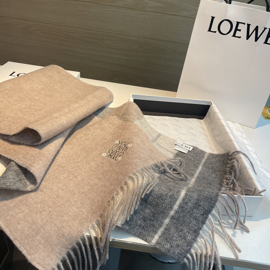 🆕  上新！Loewe · 罗意威️难得一见的温柔配色，低调又不失优雅❗️】重点推荐❗️双面配色，一条围巾两种风格搭配，