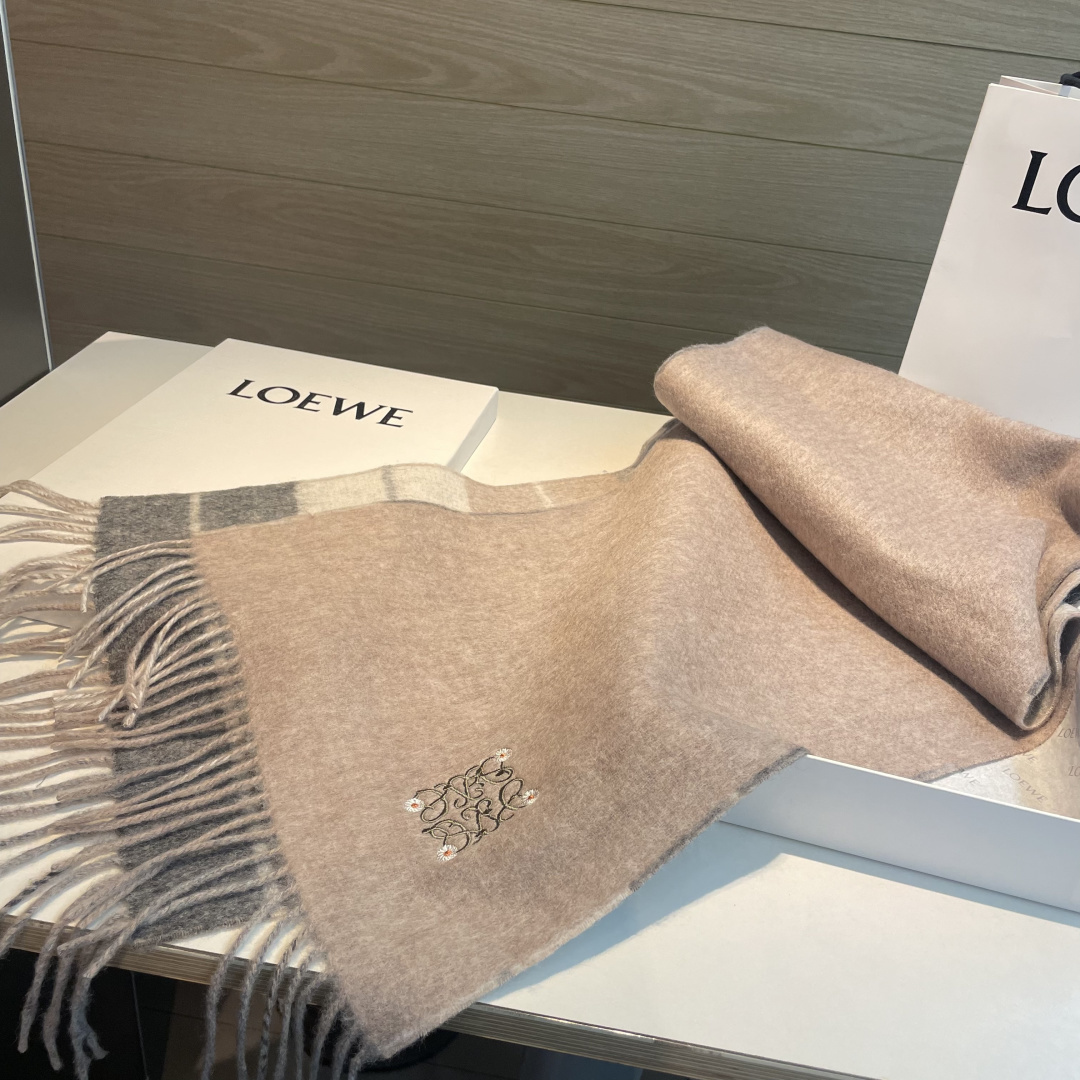 🆕  上新！Loewe · 罗意威️难得一见的温柔配色，低调又不失优雅❗️】重点推荐❗️双面配色，一条围巾两种风格搭配，