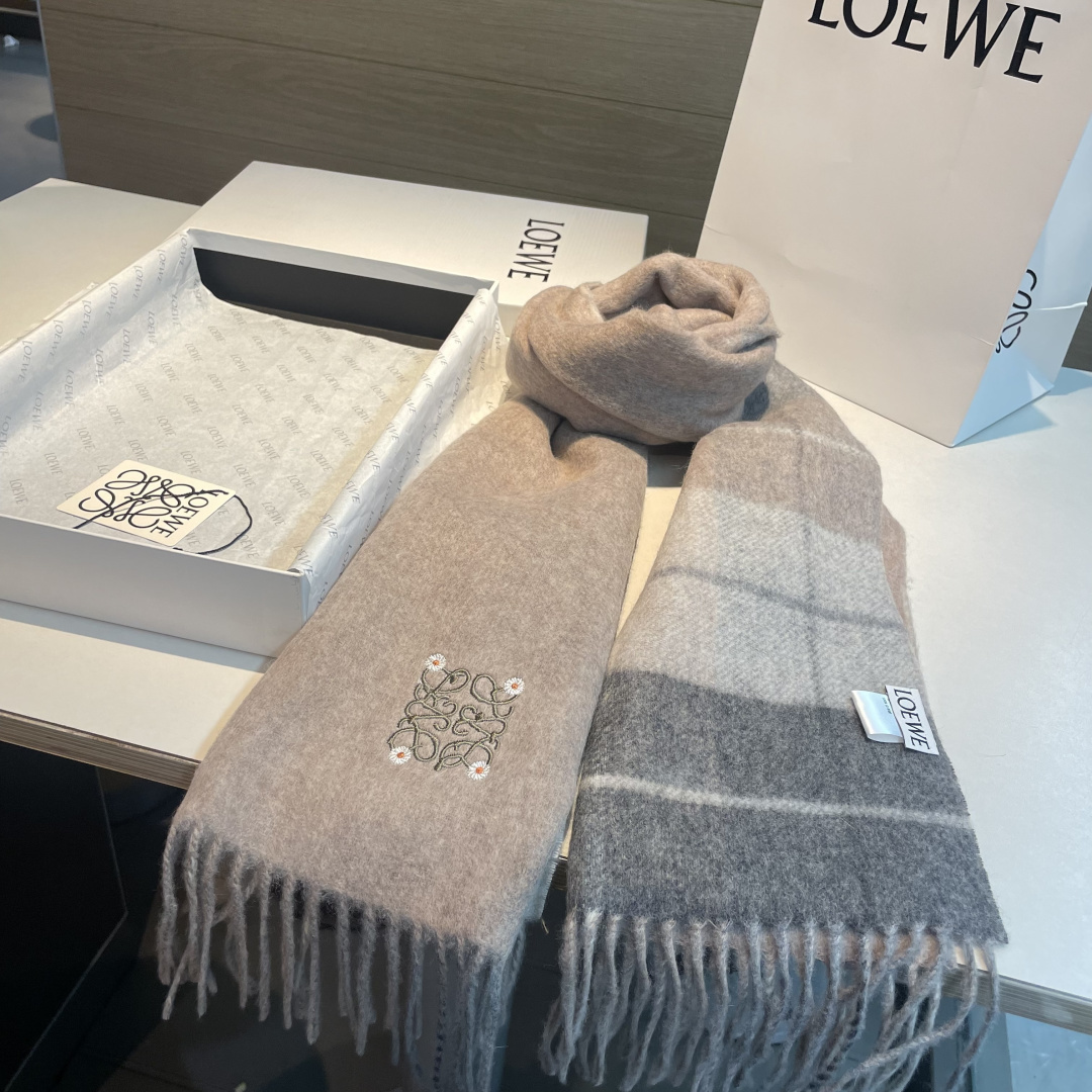🆕  上新！Loewe · 罗意威️难得一见的温柔配色，低调又不失优雅❗️】重点推荐❗️双面配色，一条围巾两种风格搭配，