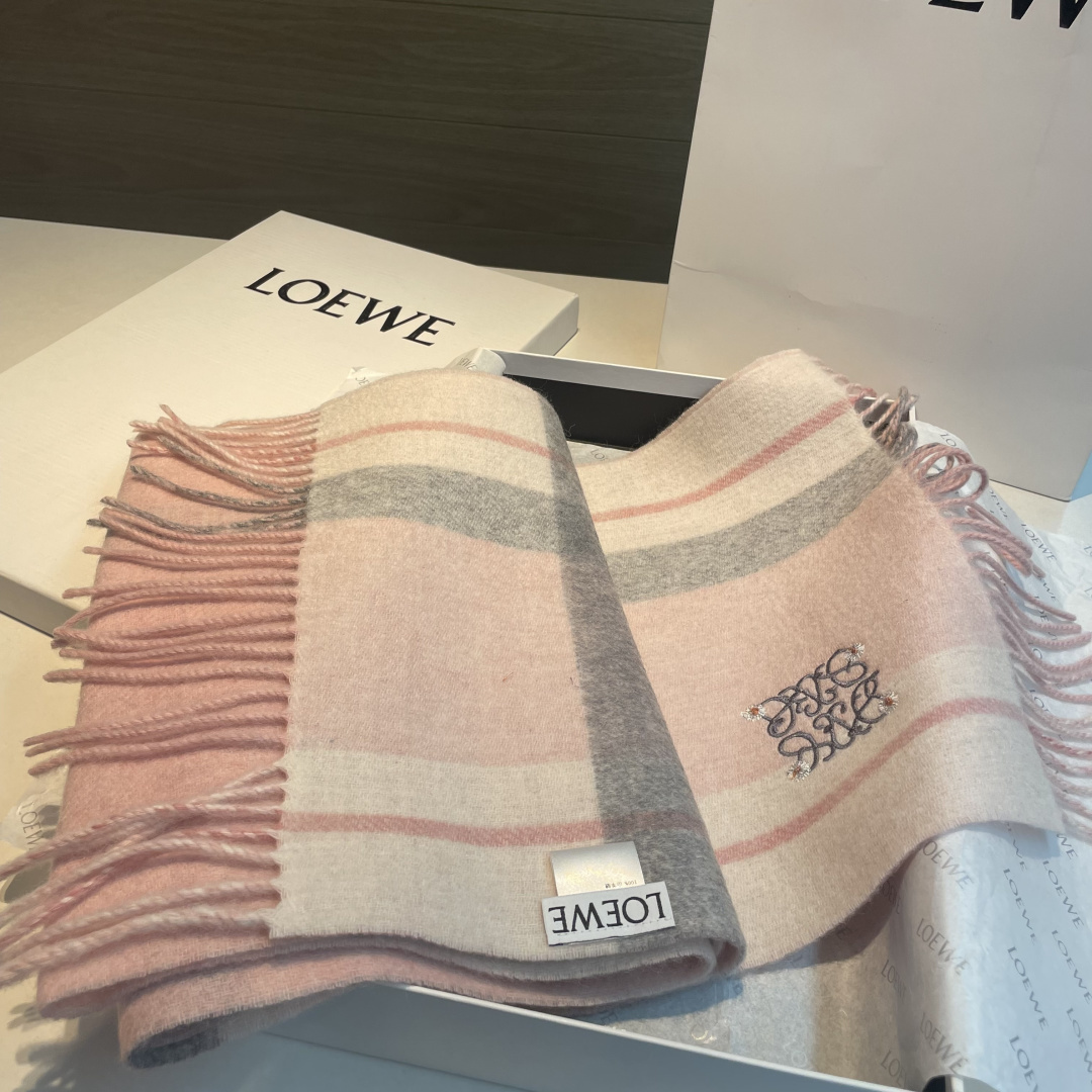 🆕  上新！Loewe · 罗意威️难得一见的温柔配色，低调又不失优雅❗️】重点推荐❗️双面配色，一条围巾两种风格搭配，