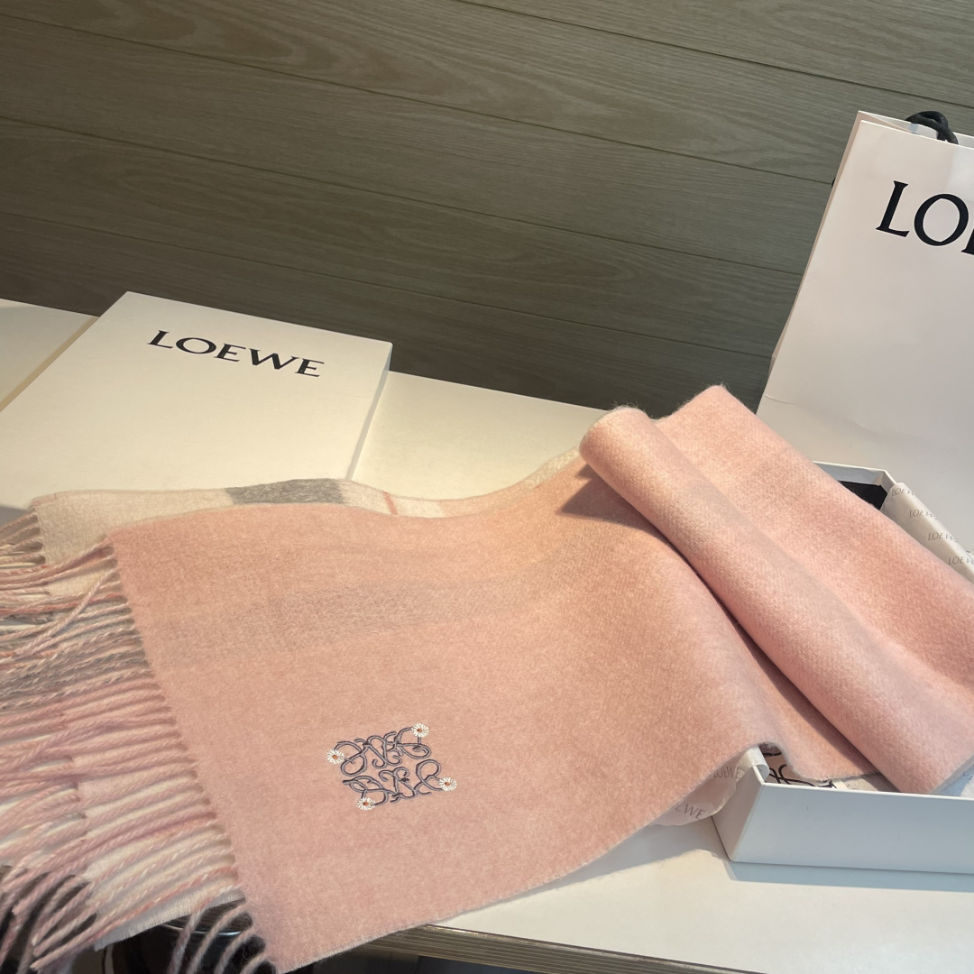 🆕  上新！Loewe · 罗意威️难得一见的温柔配色，低调又不失优雅❗️】重点推荐❗️双面配色，一条围巾两种风格搭配，