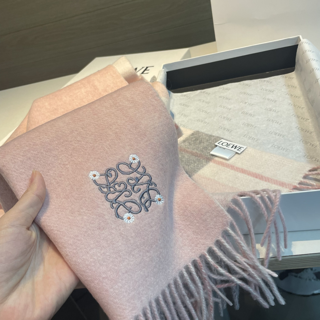 🆕  上新！Loewe · 罗意威️难得一见的温柔配色，低调又不失优雅❗️】重点推荐❗️双面配色，一条围巾两种风格搭配，