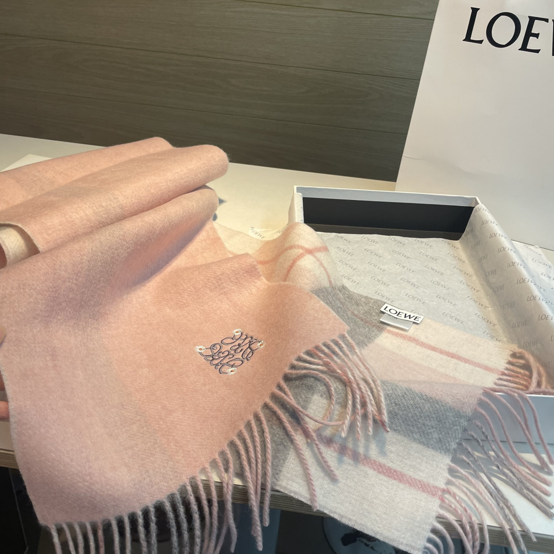 🆕  上新！Loewe · 罗意威️难得一见的温柔配色，低调又不失优雅❗️】重点推荐❗️双面配色，一条围巾两种风格搭配，